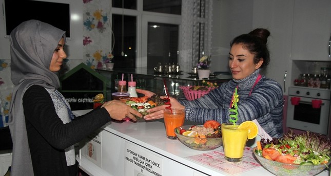 بأنامل ناعمة.. مطعم في شرق تركيا يقدم أطباقًا للحمية