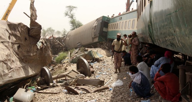 40 قتيلاً على الأقل في حادث قطار في باكستان