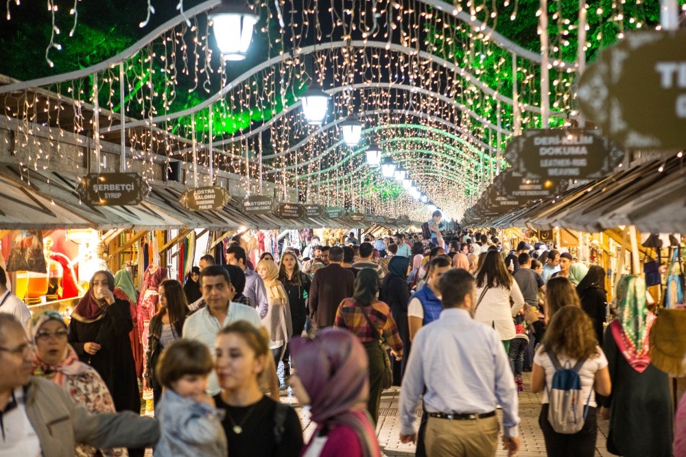 Fatih Municipality set up a bazaar titled u2018Centuries-old tastes and artsu2019 as part of Ramadan activities.