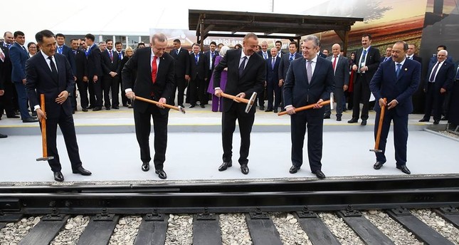 اجتماعات ثلاثة لتطوير عمل خط حديد باكو تبليسي قارص