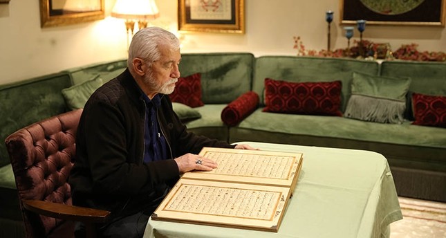 الفنان التركي منير إربورو يقرأ في نسخة القرآن الكريم المحفورة على الخشب الأناضول