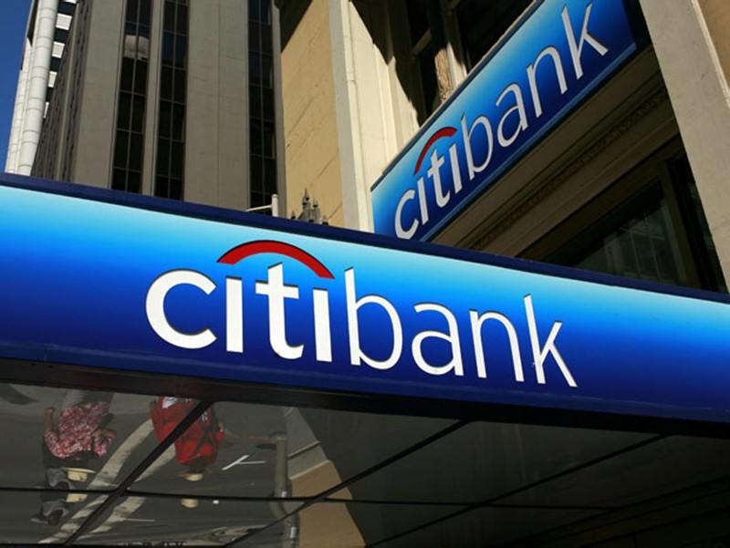 People walk beneath a Citibank branch logo in the financial district of San Francisco, California July 17, 2009. (REUTERS Photo)