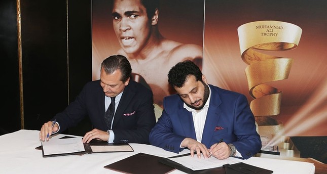 رئيس الهيئة العامة للرياضة السعودية تركي آل الشيخ أثناء توقيع عقد مع ممثل شركة كوموسا المنظمة للبطولة  موقع الهيئة العامة للرياضة السعودية