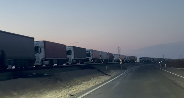 طابور من الشاحنات بطول 13 كيلومترا في معبر ديلوجو الحدودي بين تركيا وجمهورية نخجوان صورة: الأناضول