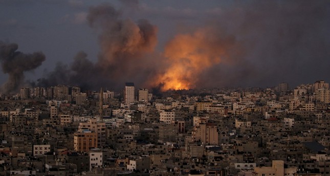 دخان يتصاعد بعد غارة جوية إسرائيلية على شمال مدينة غزة، فلسطين، 12-10-2023. صورة:EPA