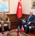 وزير الدفاع التركي يستقبل رئيس الأركان العامة الروماني