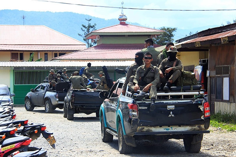 Indonesian Mobile Brigade Police head to Nduga, where 31 construction workers are believed to have been shot dead, from Wamena on Dec. 4, 2018. (AFP Photo)