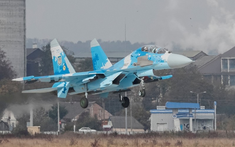  A Ukrainian Su-27 fighter jet lands during the Clear Sky 2018 multinational military drills at Starokostiantyniv Air Base in Khmelnytskyi Region, Ukraine October 12, 2018. (REUTERS Photo)