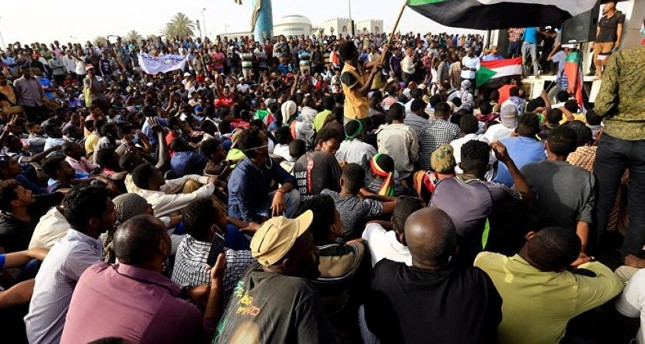 قوى الحرية والتغيير تتهم المجلس العسكري السوداني بأنه امتداد للنظام السابق وتعلق التفاوض معه