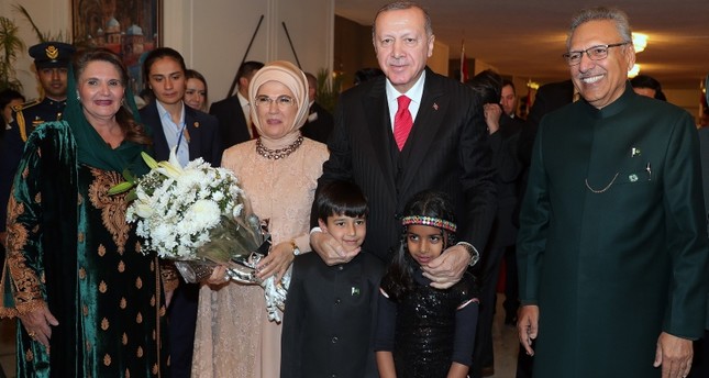 الرئيس الباكستاني يلتقي نظيره التركي ويقيم مأدبة عشاء على شرفه