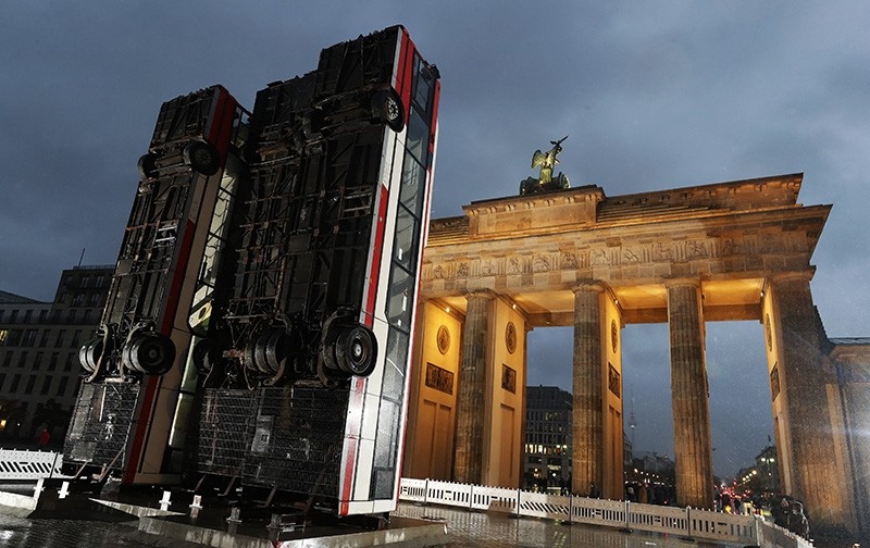 General view of the installation of the artwork 'Monument', created with three buses propped up vertically by Syrian-German artist Manaf Halbouni in front of the landmark Brandenburg Gate in Berlin, Germany, 10 November 2017. (EPA Photo)