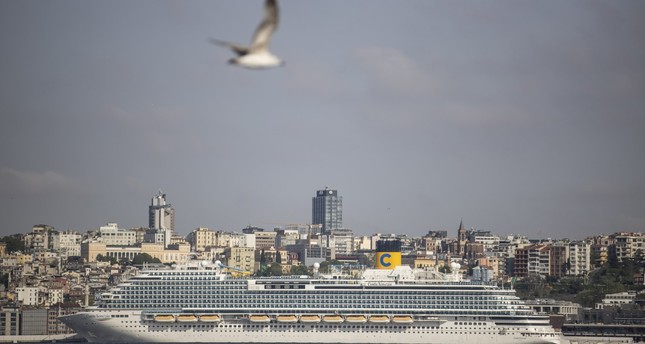 سفينة سياحية ضخمة محملةً بالسياح ترسو في ميناء غلاطة بإسطنبول