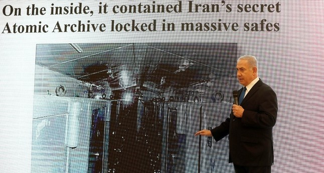 رئيس الوزراء الإسرائيلي بنيامين نتنياهو أثناء عرض توضيحي بوزارة الدفاع الإسرائيلية حول البرنامج النووي الإيراني 30 أبريل 2018  رويترز