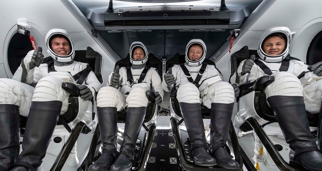 أكمل أول مسافر إلى الفضاء ألبير جيزيرافجي على اليمين بنجاح تدريبه على المركبة الفضائية، أنقرة، تركيا، 5 يناير 2024. الأناضول