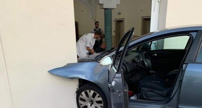 الشرطة الفرنسية توقف رجلا حاول اقتحام مسجد بسيارته
