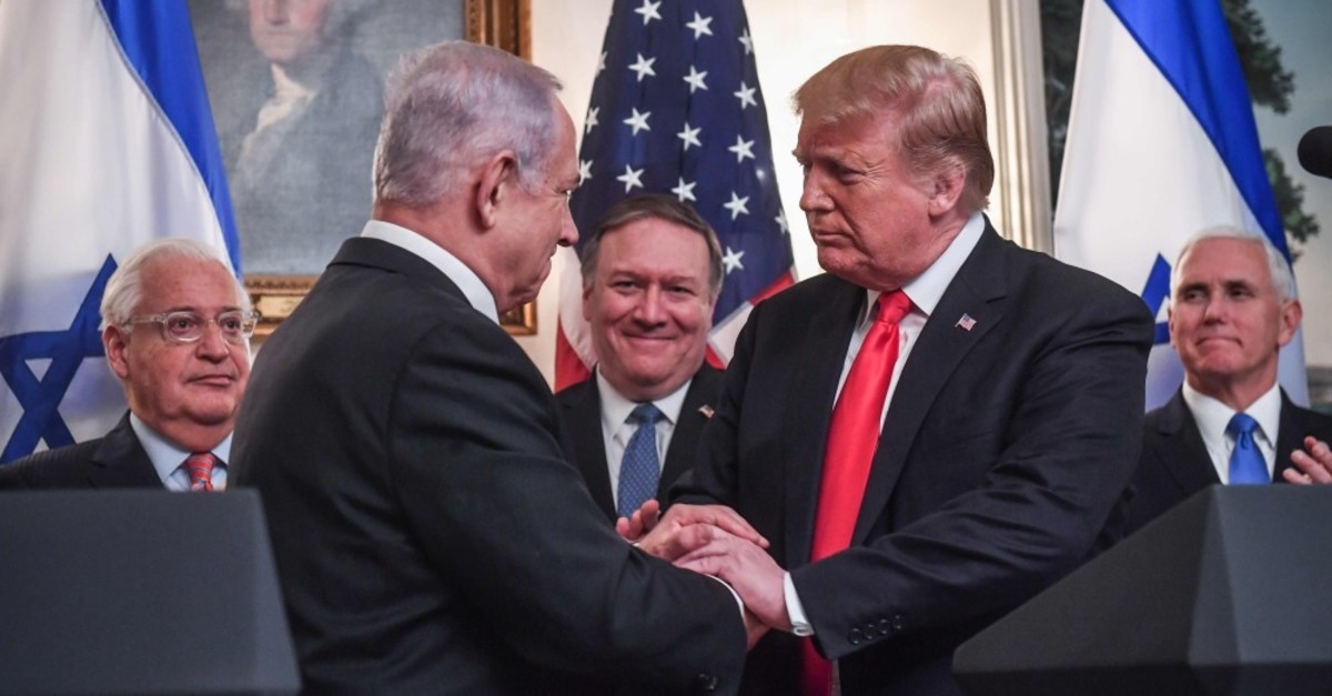 U.S. President Donald Trump shakes hands with Israeli Prime Minister Benjamin Netanyahu (L) at the White House, Washington, March 25, 2019. (AFP Photo)