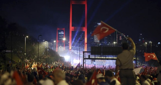 الآلاف يتظاهرون احتجاجاً على محاولة الانقلاب الفاشلة على جسر البوسفور في اسطنبول