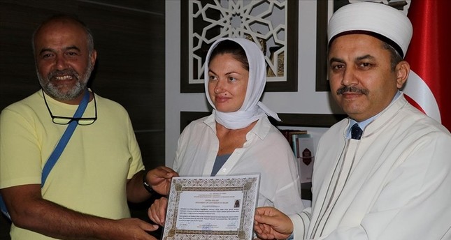 يوليا كونوتوبشكي أثناء تسلمها شهادة تثبت اعتناقها الإسلام الأناضول