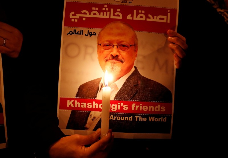 A demonstrator holds a poster with a picture of Saudi journalist Jamal Khashoggi outside the Saudi Arabia consulate in Istanbul, October 25, 2018. (REUTERS Photo)