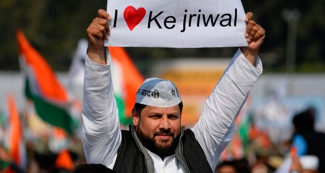 من أنصار رئيس وزراء نيودلهي، آرفيند كيجريوال، يحتفلون بفوزه على حزب بهاراتيا جاناتا الهندوسي الحاكم.