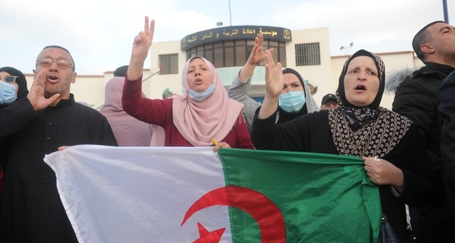 مواطنون يستقبلون الناشطين المفرج عنهم في الجزائر الأناضول
