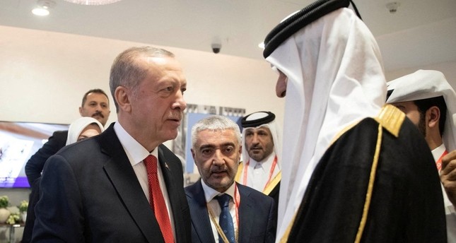 الرئيس  التركي رجب طيب أردوغان يصافح أمير قطر الشيخ تميم بن حمد آل ثاني على هامش مونديال قطر 2022 ، في 20 نوفمبر/ تشرين الثاني 2022 رويترز