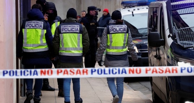 عناصر من الشرطة الإسبانية خارج مبنى بعد إلقاء القبض على رجل يشتبه في أنه أرسل رسائل مفخخة في نوفمبر وديسمبر إلى السفارات الأوكرانية والأمريكية في إسبانيا، 25 يناير/ كانون الثاني 2023. رويترز
