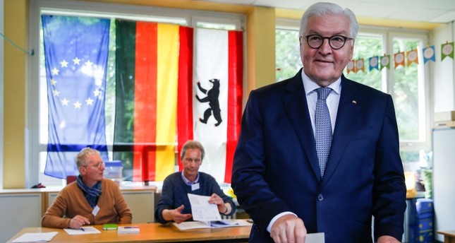 لرئيس الألماني فرانك فالتر شتاينماير يدلي بصوته في أحد مراكز الاقتراع في برلين  الأناضول