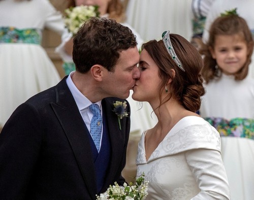 Princess Eugenie and Jack Brooksbank kiss on the steps of St George's Chapel in Windsor Castle after their wedding. (REUTERS Photo)
