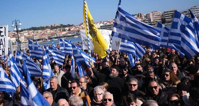 جماهير المحتجين في الجزر اليونانية ضد سياسة أوروبا حول اللاجئين AP