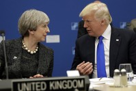US President Donald J. Trump (R) and British Prime Minister Theresa May (L) during a working dinner meeting at the NATO summit in Brussels,25 May 2017. (EPA Photo)