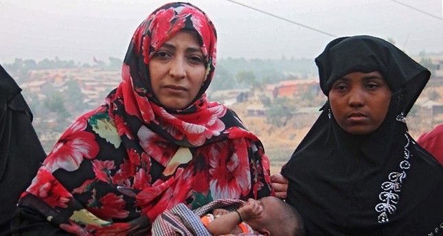 الناشطة اليمنية، توكل كرمان خلال زيارتها لإحدى مخيمات لاجئي الروهينغا في بنغلاديش وكالة الأناضول للأنباء