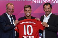 Bayern Munich CEO Karl-Heinz Rummenigge (L), sports director Hasan Salihamidzic (R) and Philippe Coutinho, pose with his jersey in the stadium in Munich, Aug. 19, 2019.