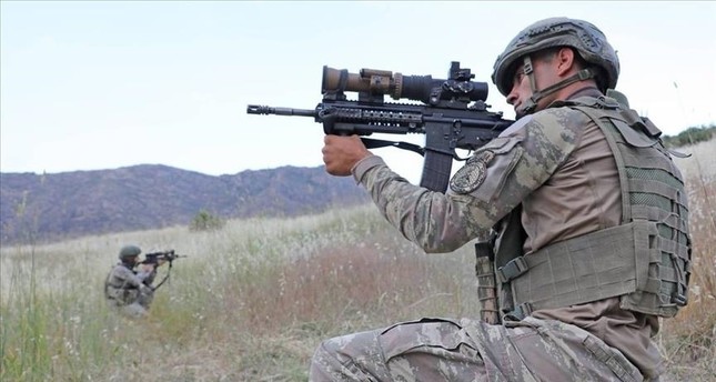 جنديان من الجيش التركي خلال عملية ضد تنظيم بي كي كي الإرهابي شمالي العراق الأناضول
