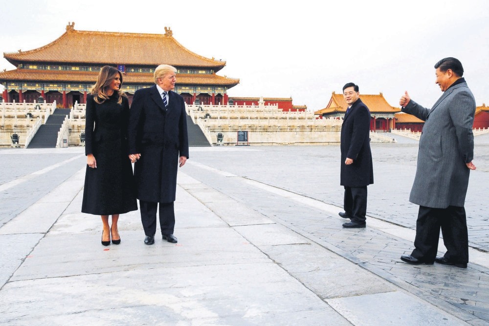 U.S. President Donald Trump (L) and first lady Melania Trump visit the Forbidden City with Chinese President Xi Jinping (R), Beijing, China, Nov. 8, 2017.