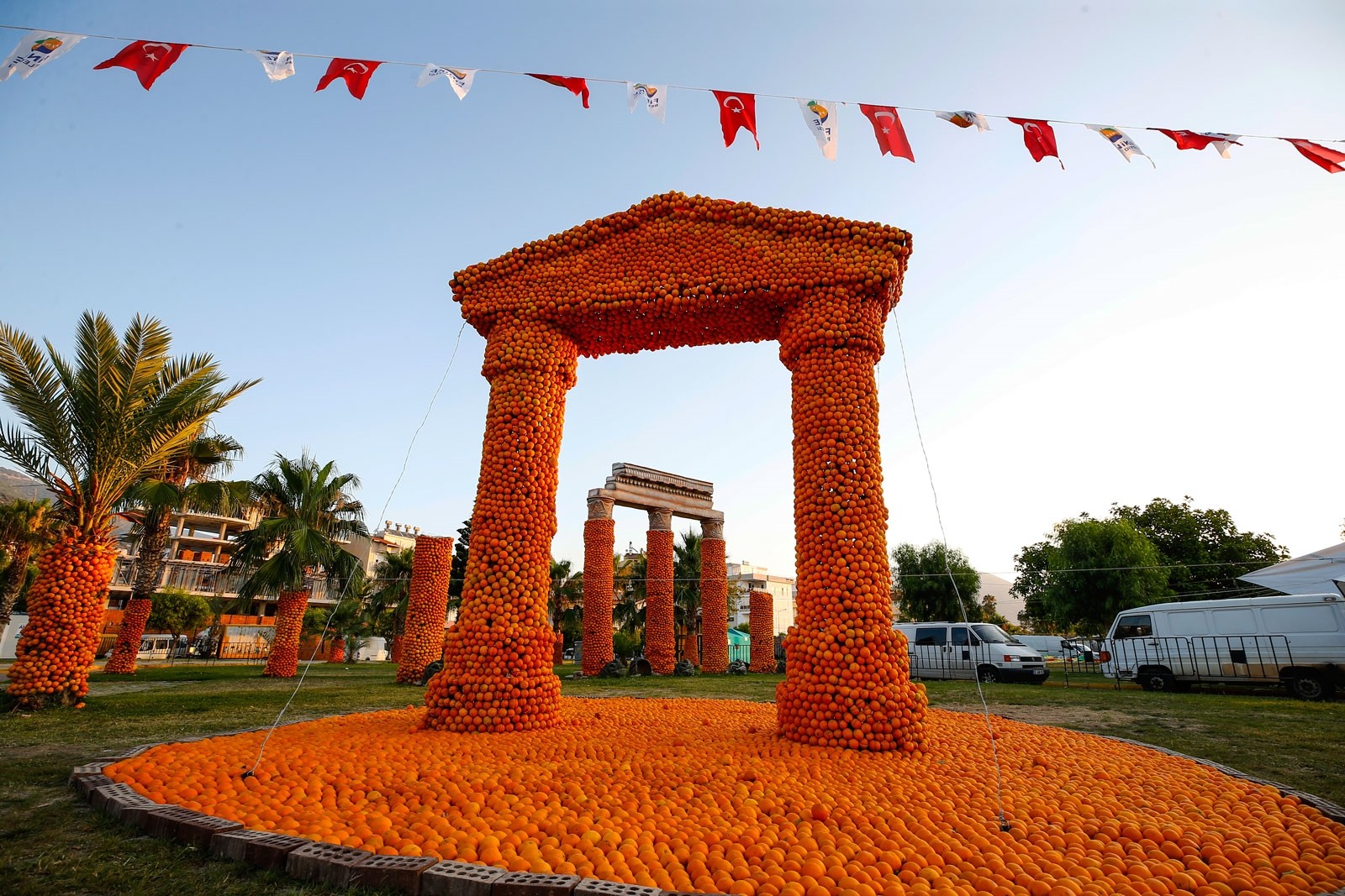 Скульптуры из апельсинов украсили город в турецкой Анталье