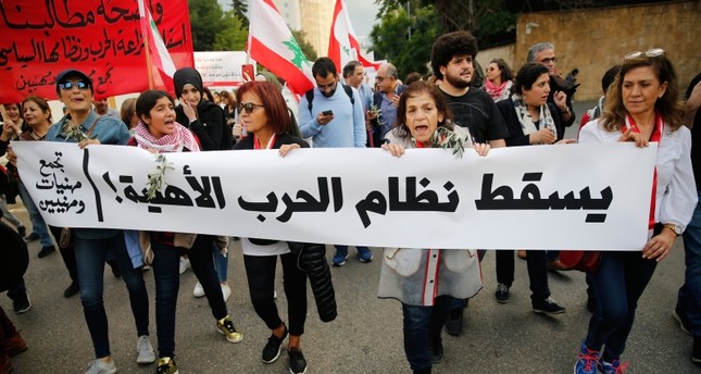 من لافتات الحراك الشعبي اللبناني الفرنسية