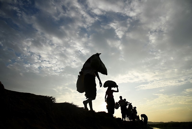 Rohingya Muslim refugees who were stranded after leaving persecution in Myanmar walk towards the Balukhali refugee camp after crossing the border, Ukhia district, Bangladesh, Nov. 2, 2017. (AFP Photo)