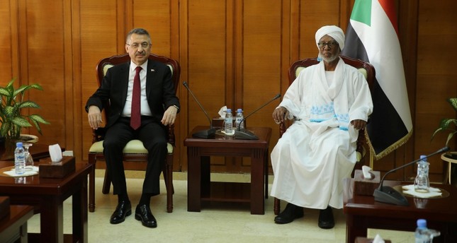 نائب الرئيس التركي فؤاد أوقطاي مع رئيس المجلس الوطني السوداني إبراهيم أحمد عمر في لقائهم بالخرطوم الأناضول