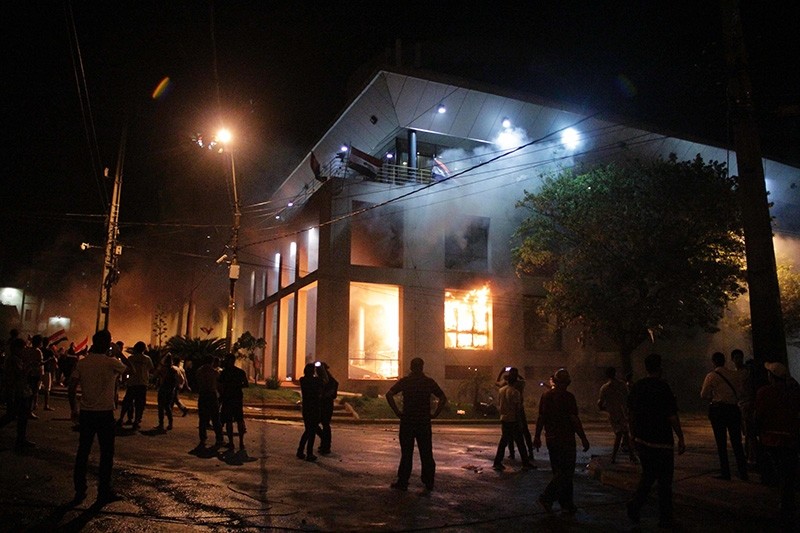 Hundreds of demonstrators protesting against the approval of a constitutional amendment for presidential reelection broke into the Congress building and started to set fires inside, in Asuncion on March 31, 2017. (AFP Photo)