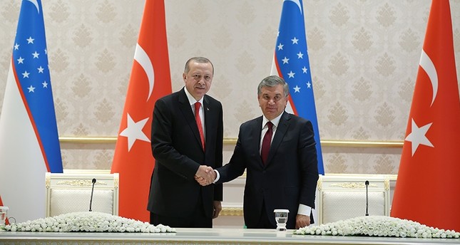 الرئيس التركي رجب طيب أردوغان مع نظيره الأوزبكي شوكت ميرضيايف، بالقصر الرئاسي بالعاصمة طشقند 30 أبريل 2018 وكالة الأناضول للأنباء