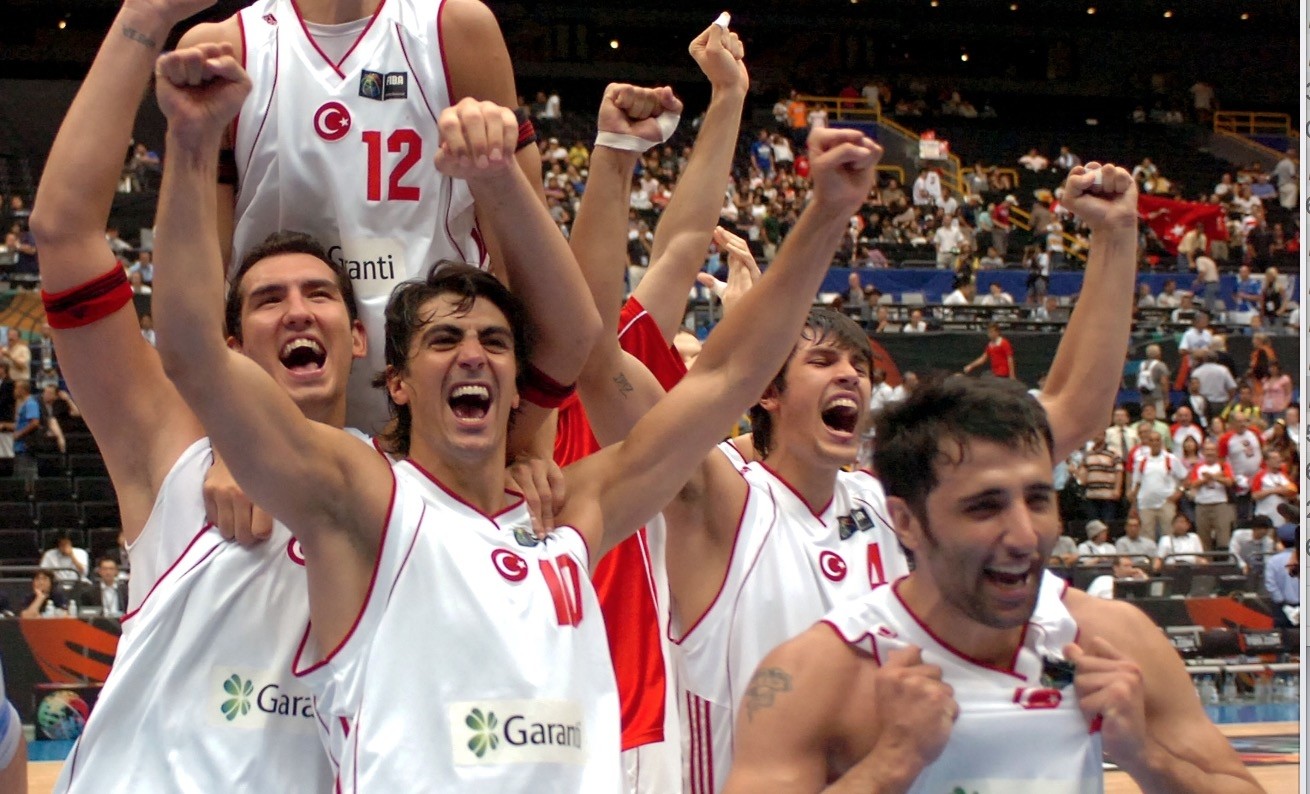 sur Le Roster. | EuroBasket 2001 : une nouvelle génération Les 12 géants : une génération légendaire de basketteurs qui continue d'inspirer