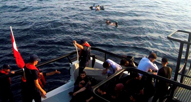 من عمليات خفر السواحل التركي في إنقاذ اللاجئين في البحر