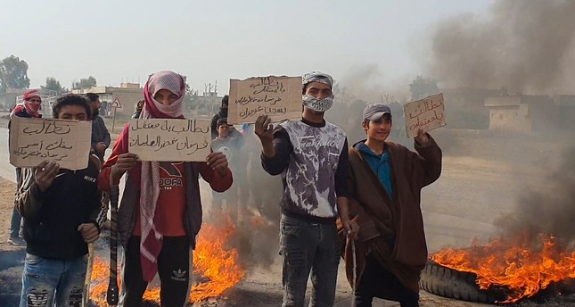 سوريون عرب يحتجون على الاعتقالا تالتعسفية التي يقوم بها تنظيم بي كي كي/ واي بي جي الإرهابي في محافظة دير الزور شرقي سوريا الأناضول