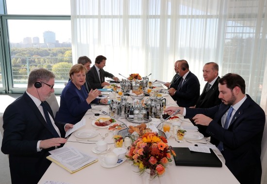 Erdoğan, Merkel meet in working breakfast, diccuss bilateral, global issues