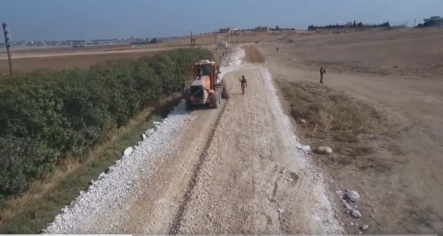 وزارة الدفاع التركية تقوم بإنشاء وتعبيد طريق جديد في تل أبيض السورية