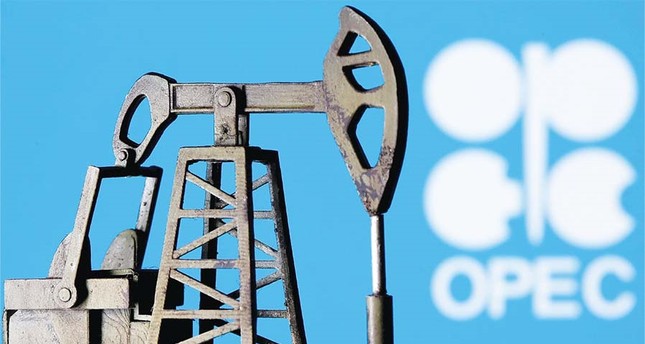 النفط يتحول للهبوط بعد تقارير عن تثبيت أوبك+ زيادة الإنتاج