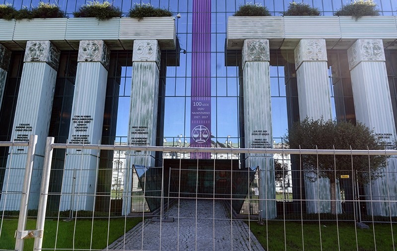 A view on fence in front of an entrance to the Polish Supreme Court building in Warsaw, Poland, 27 July 2017 (EPA Photo)