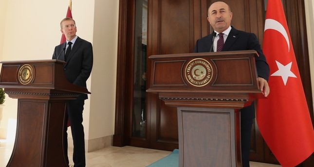 جاووش أوغلو يؤكد استعداد تركيا للتعاون مع روسيا لوقف إطلاق النار في سوريا