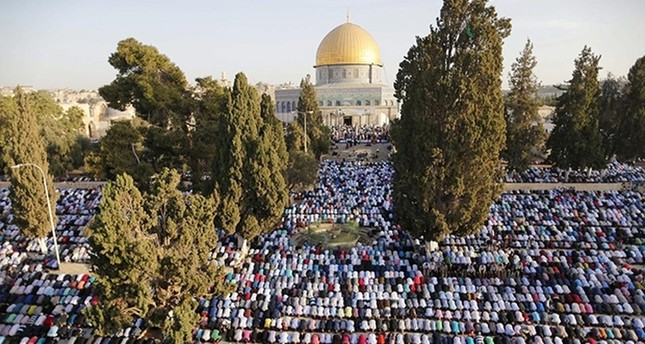 رغم القيود الإسرائيلية 100 ألف يؤدون صلاة الجمعة الأولى من رمضان في المسجد الأقصى